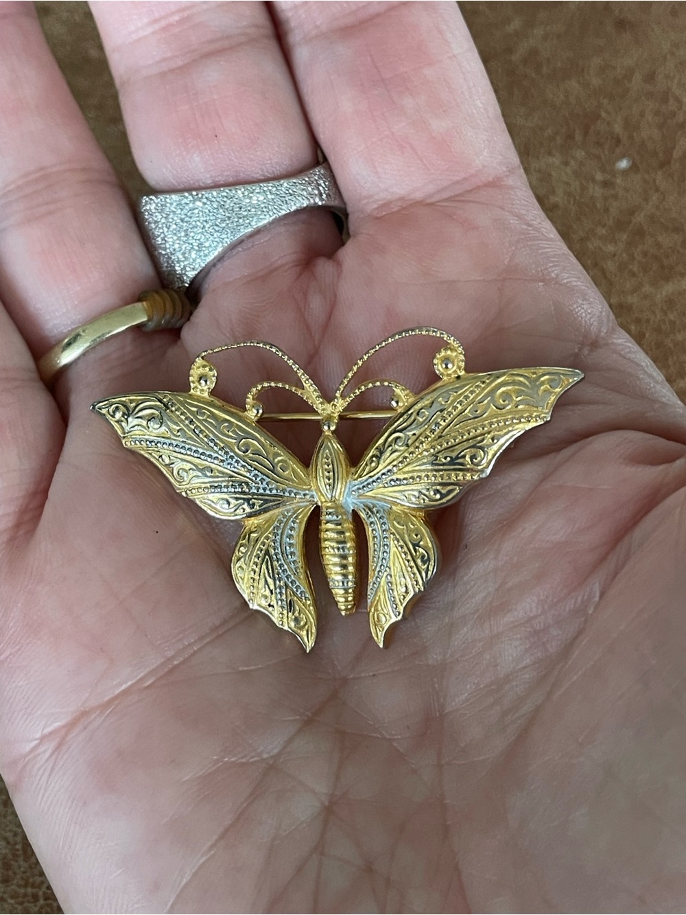Vintage Spanish Damascene Gold & Silver Tone Scrollwork Butterfly Brooch - Picture 4 of 5
